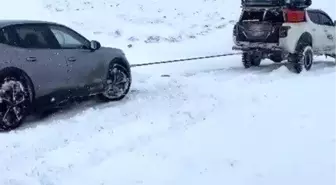 Yolda mahsur kalan sürücünün yardımına Off-Road ekibi yetişti