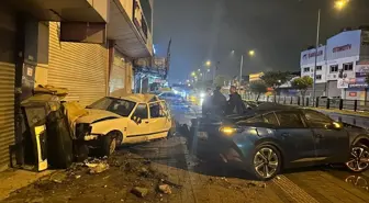 Adana'da cipin park halindeki araçlara çarptığı kazada 1 kişi yaralandı