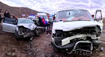 Aksaray'da minibüs ile otomobil kafa kafaya çarpıştı: 6 yaralı