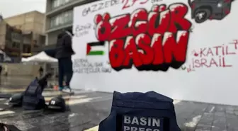 Ankara'da İsrail saldırılarında hayatını kaybeden Filistinli gazeteciler için grafitili anma