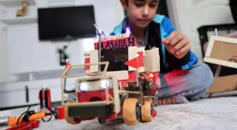 Atık malzemeler ve harçlığıyla traktör maketi üreten Selçuk, Selçuk Bayraktar'ı örnek alıyor