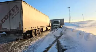 Bitlis'te buzlanan yolda kayan tır yolu kapattı