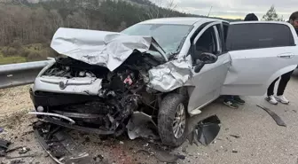 Burdur'da 3 aracın karıştığı kazada 4 kişi yaralandı