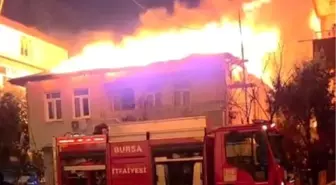 Bursa'da iki katlı evin çatısı alevlere teslim oldu