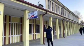 Çatıda mahsur kalmış gibi bağırıp gençlerle oynayan kedi yine aynısını yaptı