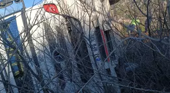 Feke'de devrilen tırın sürücüsü yaralandı