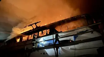 Fethiye'de tersanedeki teknede çıkan yangına müdahale ediliyor