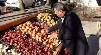 Gaziantep'te gençlerden duygulandıran örnek davranış: Soğan aldılar, parasını kameraya gösterip bıraktılar
