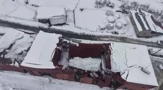 Hakkari'de kar nedeniyle garaj çatısı çöktü