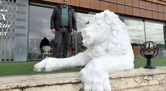 Her detayını 3 saat boyunca kaşıkla tek tek işledi, ortaya kardan aslan çıkardı