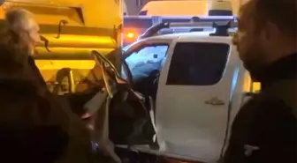 Kamyonete çarpan pikabın sürücüsü sıkıştığı yerden itfaiye ekiplerince çıkartıldı