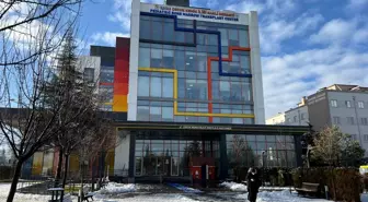 Kayseri'de tramvaylar ve istasyonlarda unutulan ziynet eşyalarının parası kanser derneğine bağışlandı