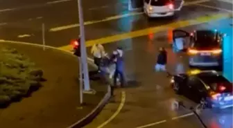 Kazaya karışanlar, sürücüyü darbetti; 3 gözaltı