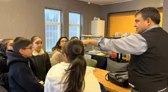 Kırşehir Vali Yardımcısı Balcı tost yaptı, öğrencilerin hesabını ödedi