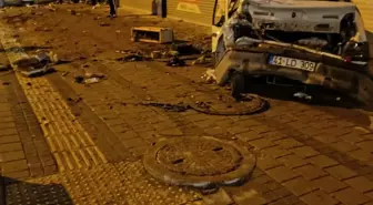 Kontrolden çıkan otomobil, park halindeki 4 araca çarptı; kaza anı kamerada