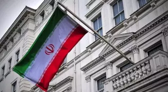 Londra'da göstericiler İran Büyükelçiliği'nde 1979 devrimi öncesine ait İran bayrağı açtı