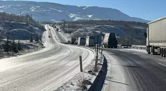 Malatya-Kayseri kara yolundaki buzlanma ulaşımı aksattı