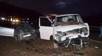 Aksaray'da Minibüs ile Otomobil Kafa Kafaya Çarpıştı: 6 Yaralı