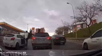 Pendik'te yol verme kavgasında araca defalarca tekme attı; kavga kamerada