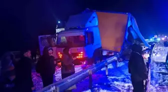 Sarıkamış'ta otobüs kamyona çarpı: 9 yaralı