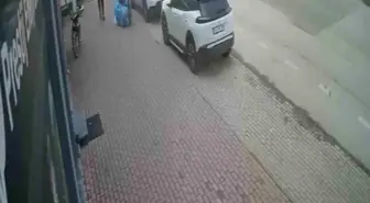 Şiddetli lodos tabelayı kopardı, facia kıl payı atlatıldı