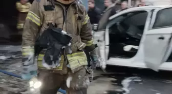 Silivri'de kaporta dükkanında çıkan yangında iki otomobil zarar gördü