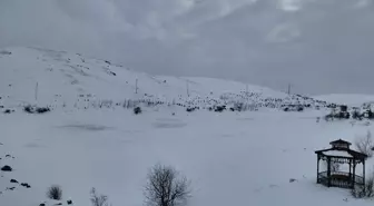 Tokat'ta Üçoluk Göleti'nin yüzeyi buz tuttu