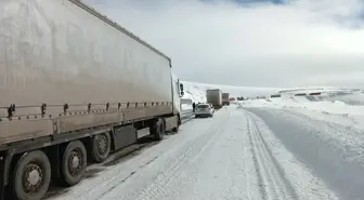 Türkgözü-Posof-Damal kara yolunda buzlanma nedeniyle yolda kalan 11 tır kurtarıldı