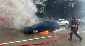 Uşak'ta seyir halindeki otomobil alev aldı