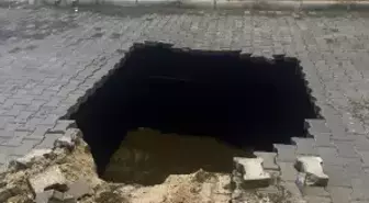 Yağmurun çökerttiği yoldan çıkanları görenler gözlerine inanamadı