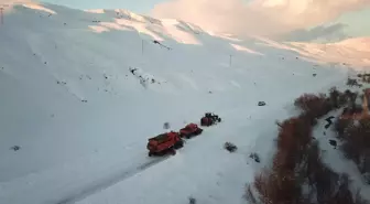 Ağrı'da 'kar kaplanları' kesintisiz ulaşım için gece gündüz çalışıyor
