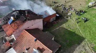 Ahırda çıkan yangın, evin çatısına sıçradı