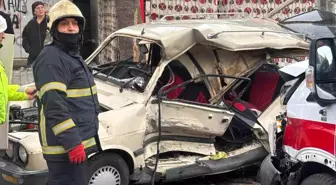 Ambulansla çarpışan otomobil hurdaya döndü: 2 yaralı