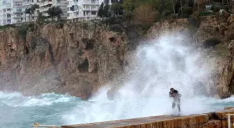 Antalya'da çatı uçtu, aracın üzerine tabela devrildi, elektrik telleri koptu