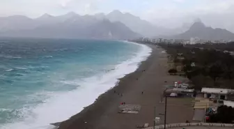 Antalya'da sis ve kuvvetli rüzgar