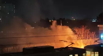 Bakırköy'de metro durağının yanındaki elektrik kablolarında çıkan yangın söndürüldü