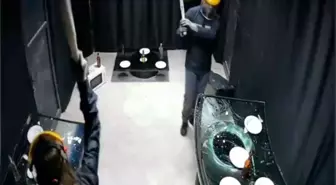 Bu eve gelen her şeyi kırıp döküyor