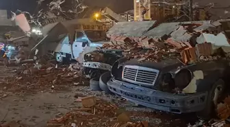 Bursa'da lodos duvarı devirdi, altında kalan 10 araç hasar gördü