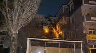 Çankırı'da kontrolden çıkan tır, elektrik direğine çarparak şarampole devrilmekten kurtuldu