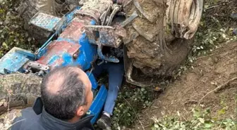 Devrilen traktörün altında kaldı
