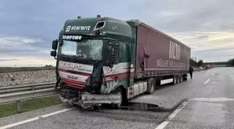 Edirne'de çarptığı bariyeri parçalayan tır karşı yöne geçti