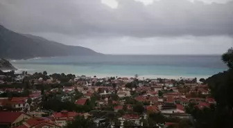Fethiye'de sağanak sonrası Ölüdeniz'in rengi değişti