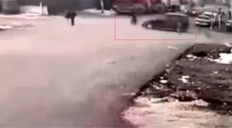 Gaziantep'te ilginç kaza: Hafif ticari araç motosiklete, motosiklet yayaya çarptı