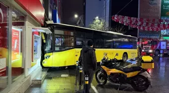 Kartal'da binaya çarpan İETT otobüsünde 6 yolcu yaralandı