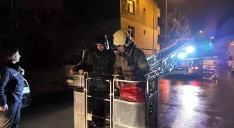 Kuş beslerken çatıda mahsur kalan gençleri itfaiye kurtardı