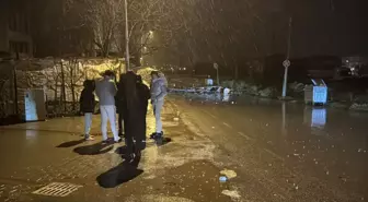 Kütahya'da Kuvvetli Rüzgar Evin Çatısını Uçurdu, Yollar Trafiğe Kapandı