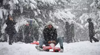 Manisa Demirci'de yüksek kesimlerde kar keyfi