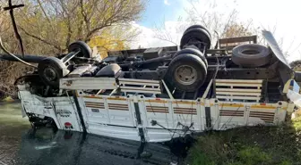 Osmaniye'de turp yüklü kamyon dereye devrildi