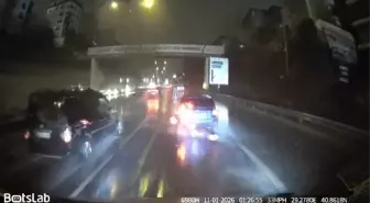 Pendik'te trafik tartışması: Servis minibüsünün camını yumrukladı; 'Seni vururum' diye bağırdı