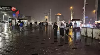 Sağanak yağışın etkili olduğu Taksim'de şimşekler geceyi aydınlattı